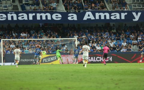 Momento en que Luis Fernando Léon mete el gol en contra en Emelec vs Orense