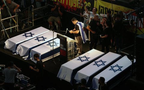 Seis ataúdes, en forma de protesta durante la conglomeración en Israel.