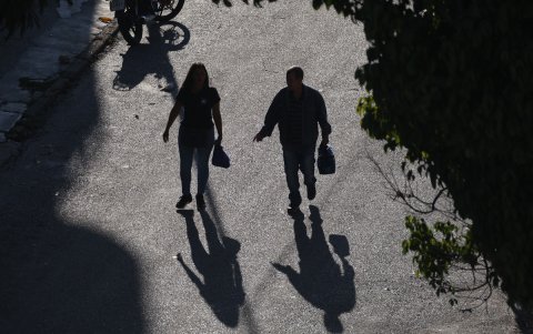 Una pareja de jóvenes camina en Caracas.