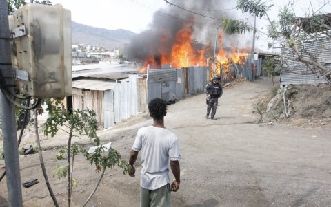 El fuego contaminó una casa aledaña.