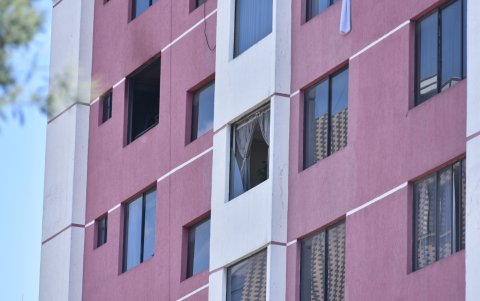 Las afectaciones más graves fueron a los ventanales del departamento.