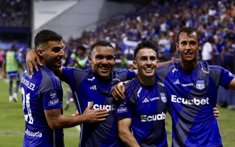 El colombiano Andrés Ricaurte (d), volante de Emelec, selló la remontada.