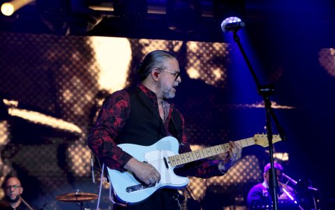 El salsero Luis Enrique llegó al puerto principal con su Trayectoria Tour 2024.