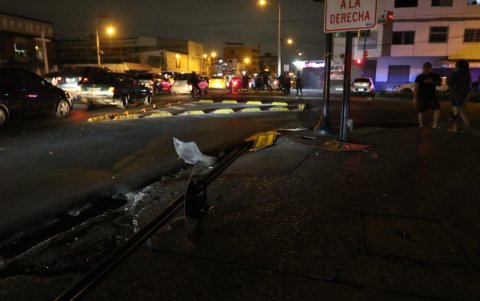 La víctima, tras recibir los impacto de arma de fuego, se estrelló con un poste semafórico.