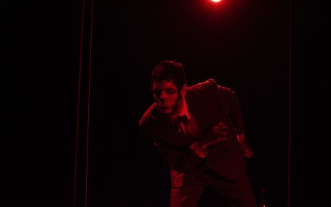 El protagonista de la historia es un mono que narra su proceso de adaptación a los humanos.