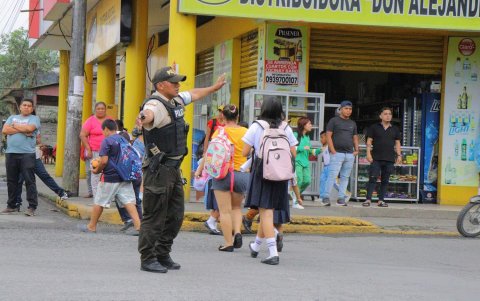Presencia de policías en los exteriores de las instituciones educativas.