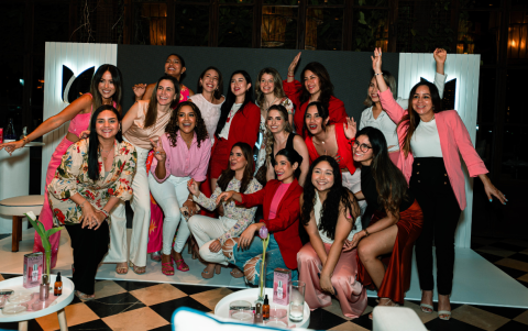 Jheny Gómez, brand manager de la cuenta, se dirige a los asistentes.