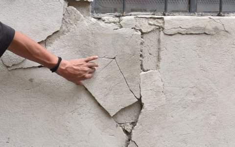 Seguro. Han pasado seis años y los vecinos esperan la póliza para reparar los daños en las viviendas. En las edificaciones aún se forman grietas y hundimientos.