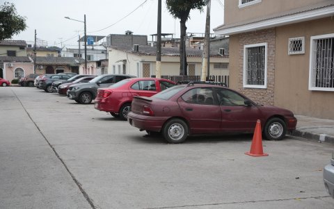 Aunque en Sauces 2 hay tramos custodiados por ‘cuidacarros’, se han registrado inconvenientes entre vecinos al pugnar por un lugar.