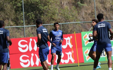 El zaguero Xavier Arreaga (c) destacó el aporte del nuevo cuerpo técnico.