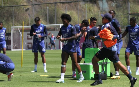 Ángelo Preciado (c) será evaluado por los médicos de la Tricolor para conocer si estará apto para jugar ante Bolivia.
