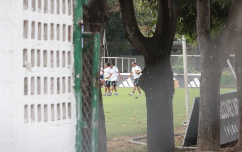 A pesar de la situación, los utileros acoplaron el campo de juego para entrenar.