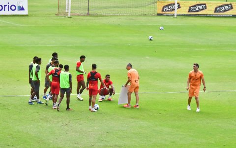 El DT Ariel Holan da indicaciones a sus futbolistas.