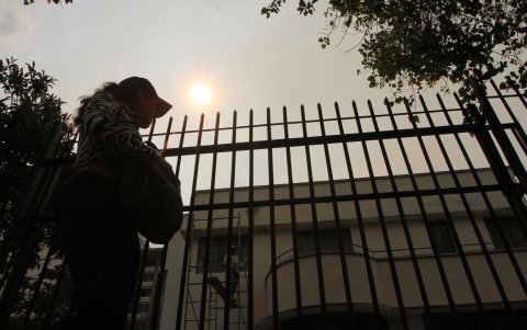 El humo de los incendios cubrió sectores como La Mariscal y cubrieron el sol que se presentaba en la capital.