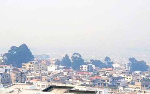Un manto de humo de los incendios cubre sectores del norte y valles de Quito