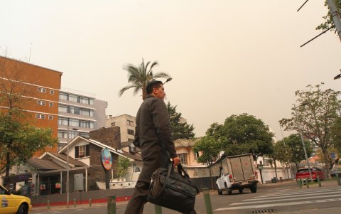 Un manto de humo de los incendios cubre sectores del norte y valles de Quito.