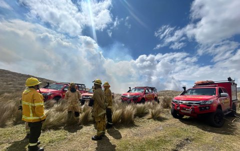 Bomberos controlan incendio forestal en El Chaupi, en la reserva natural Los Ilinizas.