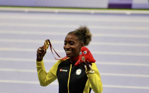 kiara Rodríguez con su medalla de Oro en los Paralímpicos.