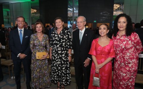 Luis Alberto Salvador, Isabel Noboa, Angie de Salvador, Ernesto Noboa, María Paz Jervis y Dolores Prado.