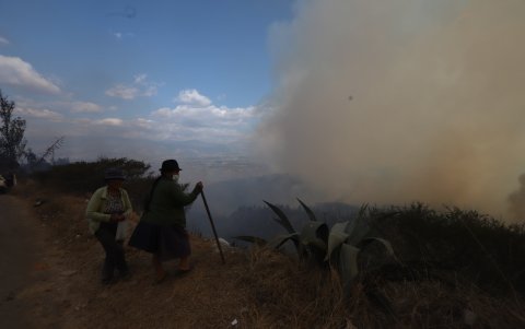 Los incendios forestales en Quito se extendieron a cuatro sectores