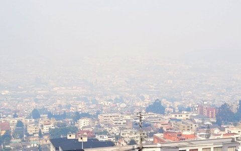 Un manto de humo de los incendios cubre varios sectores de Quito