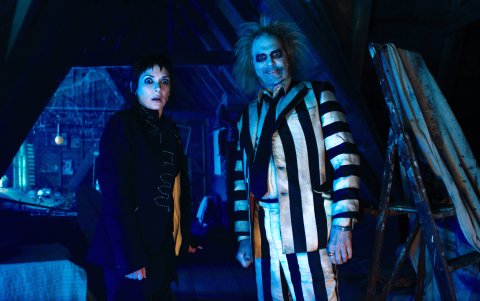 Lydia Deetz (Winona Ryder) y Beetlejuice (Michael Keaton)