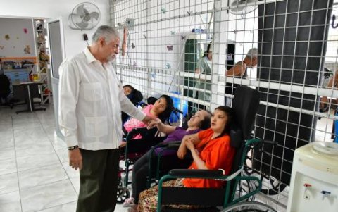 El presidente de la Fundación saluda a Martita, una de las primeras pacientes del centro.