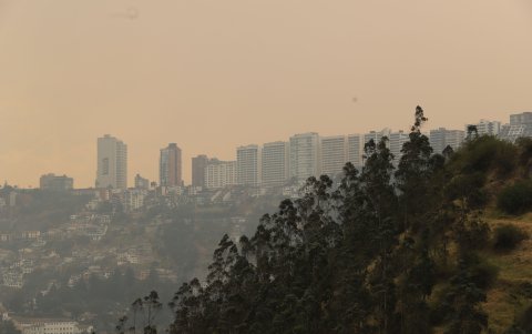 Contaminación. Una nube de humo y un cielo rojizo cubría a Quito.