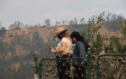 Precaución. Autoridades  recomendaron colocarse mascarilla, tras la alerta de la afectación del aire en exteriores.