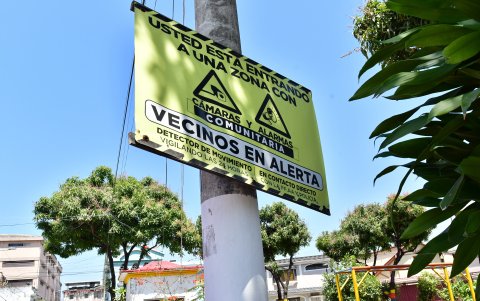 Los letreros advierten a los moradores sobre la unión barrial y la vigilancia implementada