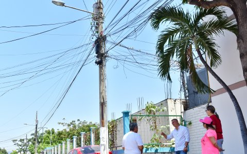 En la comunidad destacan problemas más allá de la seguridad, como  'tallarines' en los postes de energía y telecomunicaciones.