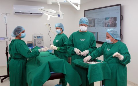 Los estudiantes reciben educación actualizada con equipamiento renovado.