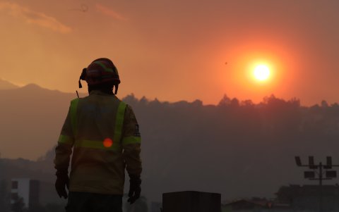 Los Bomberos que laboraron desde la tarde del miércoles, 4 de septiembre, fueron reemplazados por otro grupo pasadas las 06:00 de este jueves.