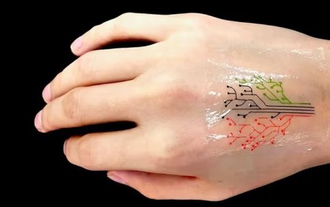 Los diseños incorporan nanocables y, primero, se aplica la tinta blanca antes de añadir la negra.