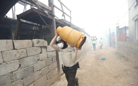Autoridades ayudan sacando los tanques de gas de los domicilios.