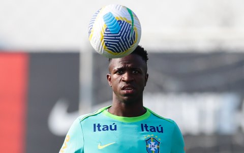 Vinícius Jr participa en un entrenamiento de la selección brasileña de fútbol.