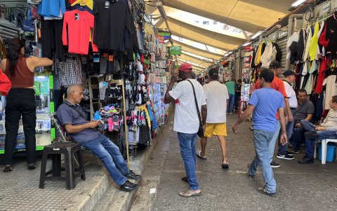 Locales. Los comerciantes deberán renovar sus permisos para usar ese espacio público cada año.