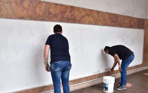 Labores de pintura en el edificio de Correos del Ecuador.