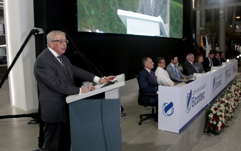 Joaquín Hernández, rector de la Ecotec, dirigiéndose a los asistentes.