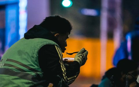 Varias de estas personas de la calle se quedan sin comer por largas filas.