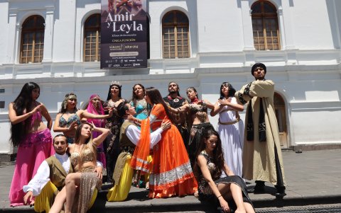 La obra, que se presenta en el Teatro Nacional Sucre, cuenta la historia de dos amantes separados por el destino.