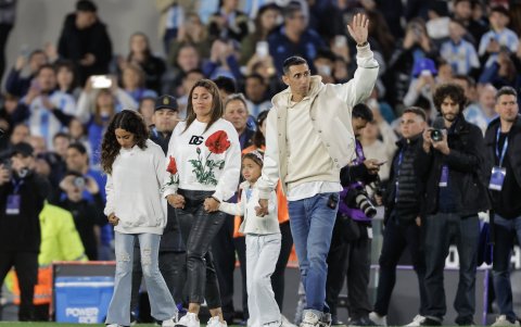 El jugador argentino Ángel di María (d) saluda a su ingreso al campo acompañado por su familia, previo a un partido de las eliminatorias sudamericana para el Mundial 2026 entre Argentina y Chile