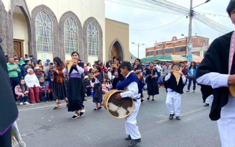 La comunidad se une en un despliegue de tradición y orgullo cultural.
