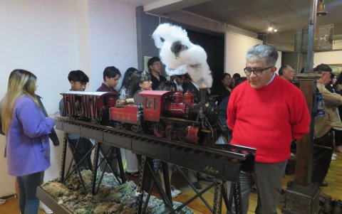 Artista alauseño elabora réplicas exactas de las grandes locomotoras