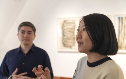 Los comisarios de la exposición titulada 'La apariencia: el arte de la diáspora asiática en Latinoamérica y el Caribe'.