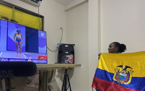 Narcisa España en el momento que Kiara daba todo y colocaba el récord de 6.05 m.