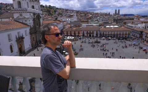 El pianista estudió Contrapunto, Historia y Técnicas de Escritura de la Música del siglo XX en California State University Long Beach.