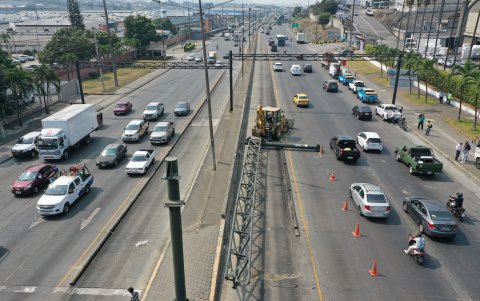Personal se encuentra retirando los restos del pórtico en la zona.