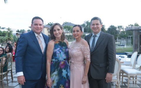 Los padres de los novios, Xavier Carrera, Elsita Huerta de Carrera, Sonia Barreto de Zambrano y Marcos Zambrano.