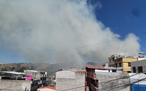Una nube de humo se visualiza desde el sector de San José de Monjas producto de un incendio